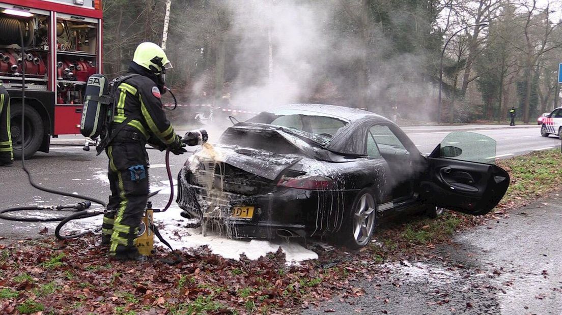 Brandweer blust Porsche in Hengelo