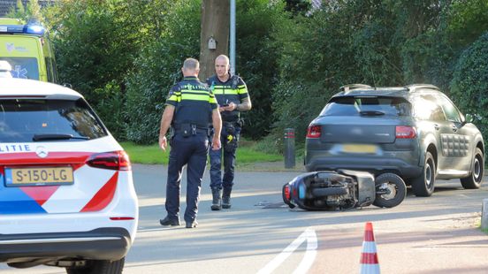 Scooterrijder gewond naar het ziekenhuis na aanrijding in Emmen. Scooterrijder gewond naar het ziekenhuis na aanrijding in Emmen.