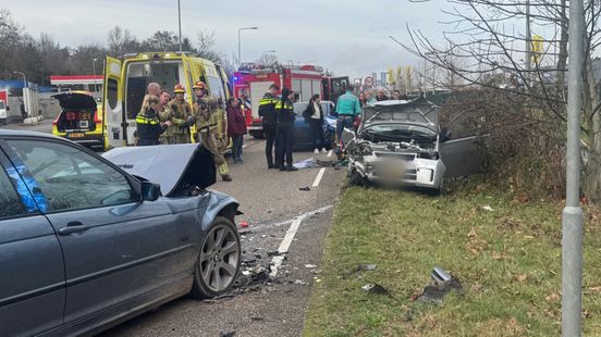 Twee gewonden bij frontale botsing na uitwijkmanoeuvre in Roermond. Twee gewonden bij frontale botsing na uitwijkmanoeuvre in Roermond.