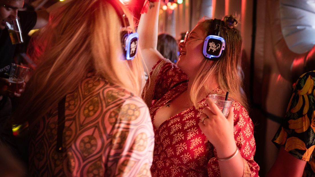 Bezoekers van Bospop bij de silent-disco. 