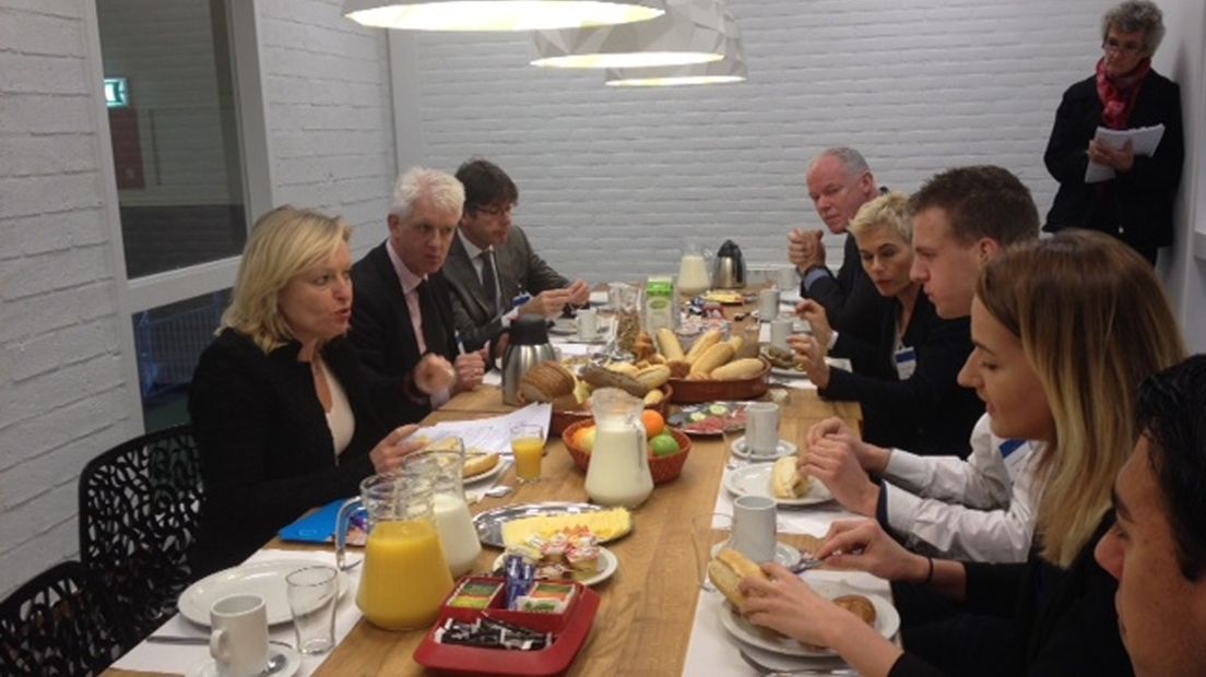 Minister Bussemaker ontbijt met studenten van het Alfa-College en het Noorderpoortcollege