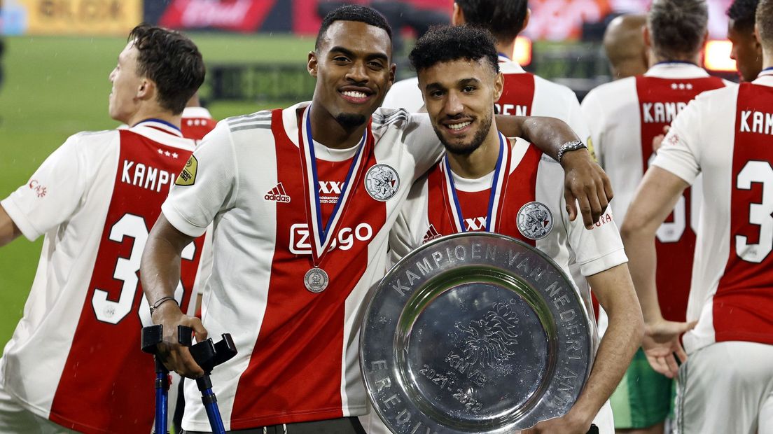 2022: Noussair Mazraoui viert zijn derde landstitel bij Ajax met ploeggenoot Ryan Gravenberch
