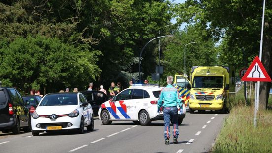 Fietser gewond na aanrijding met auto in Nieuw-Weerdinge. Fietser gewond na aanrijding met auto in Nieuw-Weerdinge.