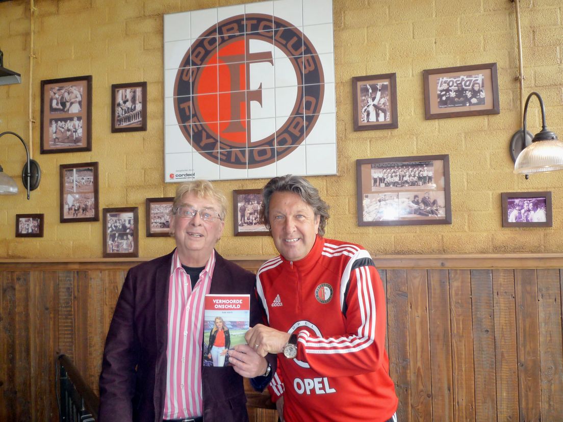 Rob Vente met Feyenoorder Ben Wijnstekers bij de presentatie van een thriller. Foto Coolegem Media