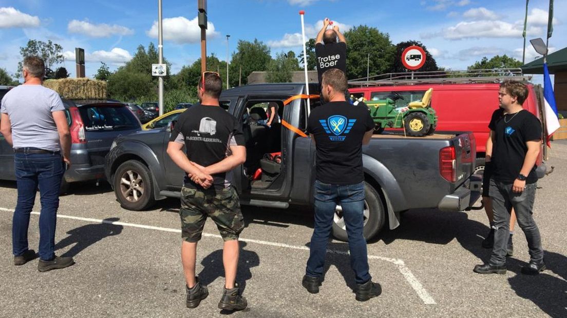 Boeren verzamelen in Bodegraven voor protest bij RIVM