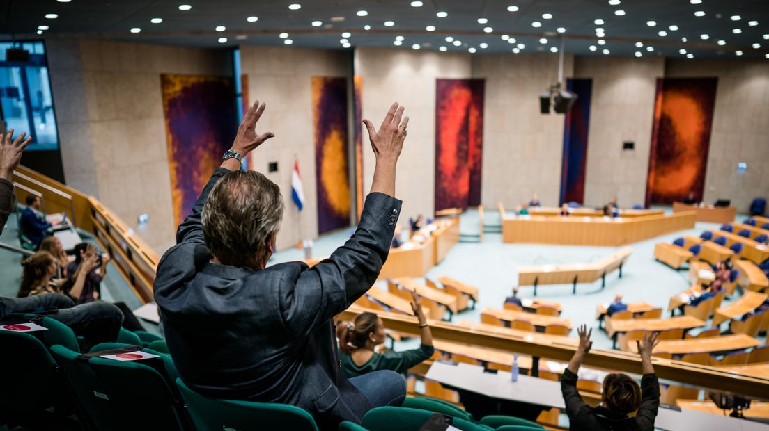 Dove bezoekers klappen tijdens debat gebarentaal Tweede Kamer. Bron: ANP