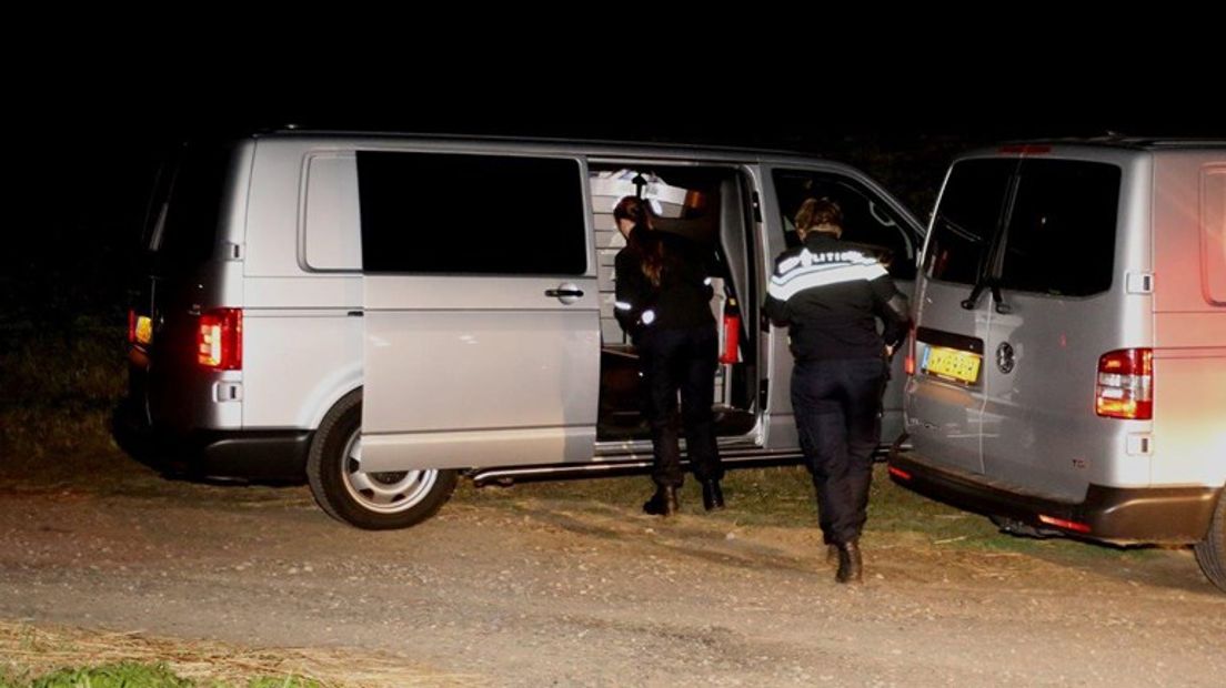 De romp die zaterdagavond in de Waal bij Brakel is gevonden, lag volgens een schouwarts zeker weken en misschien al maanden in het water. Dat zei politiewoordvoerder Frank de Valk zondag.