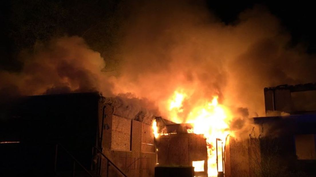 In het oude azc Ennerveld aan de Molenweg in Wapenveld heeft woensdagavond opnieuw een grote uitslaande brand gewoed. Ruim twee weken geleden ging al een groot deel van het pand verloren.