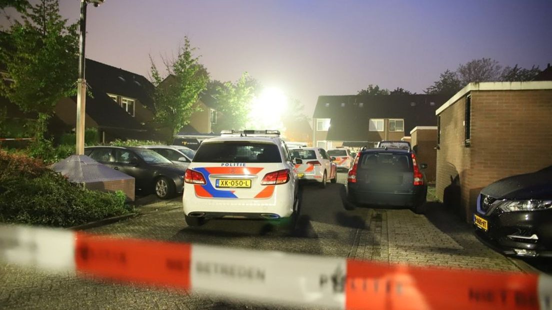 Politie na de brandstichting aan de Kogge in Tiel.