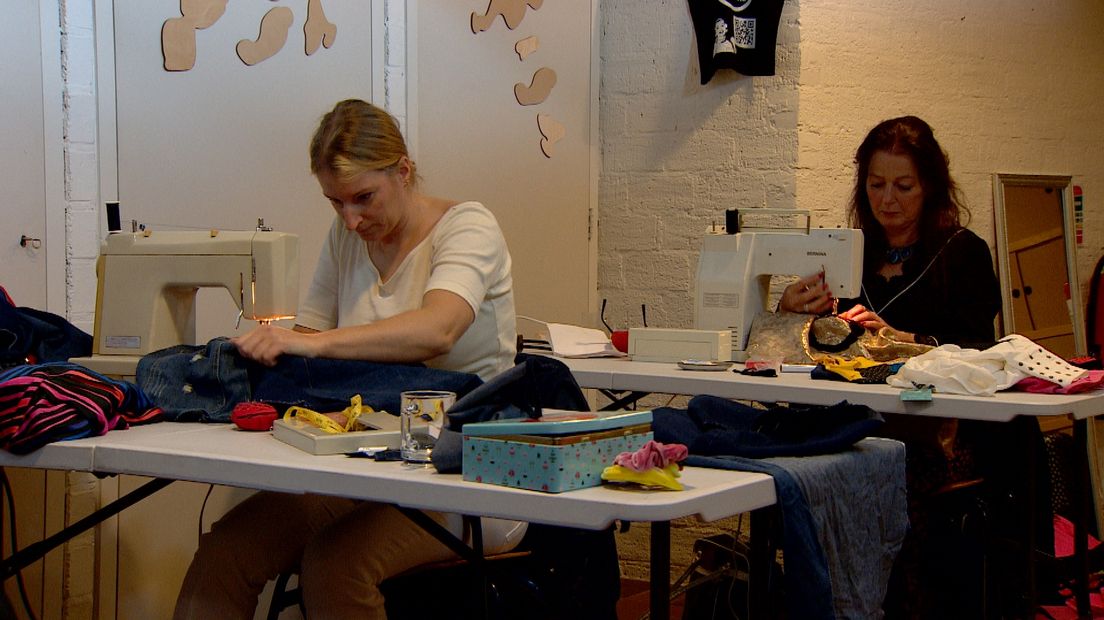Twee deelnemers zijn hard aan het werk aan hun trashion fashion creatie