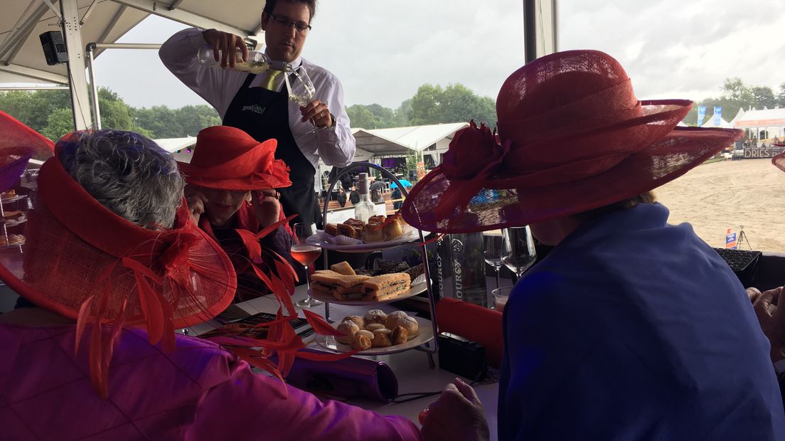 Vandaag is het Ladiesday op paardensportevenement Outdoor Gelderland. De dames fleuren sportcentrum Papendal op met hun jurkjes, kleurrijke hoedjes en glazen champagne.