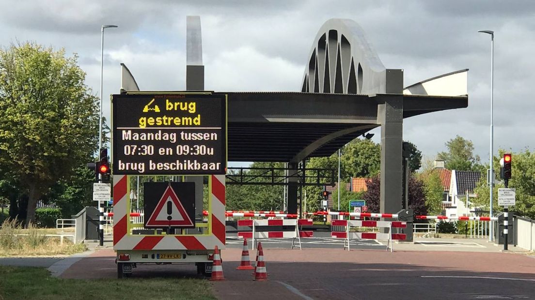 De brug wordt weer begaanbaar tijdens de spits op maandag, maar moet daarna nog gerepareerd worden