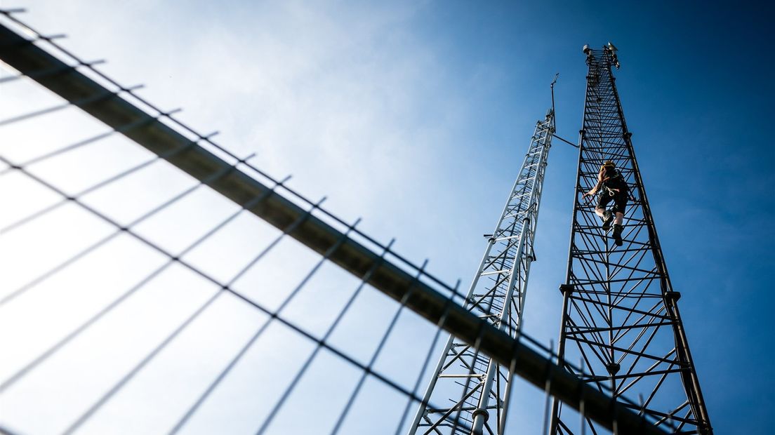 Een noodzendmast wordt opgebouwd in Veldhoven nadat de vaste zendmast door brand vernield was