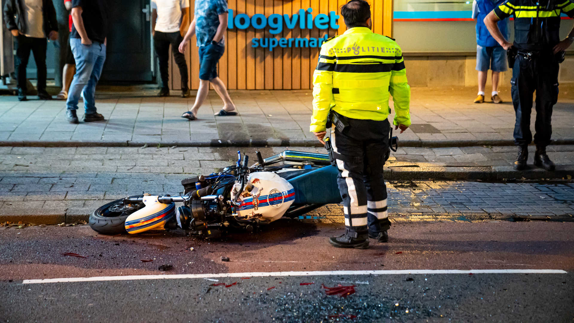 Motorrijder gewond na botsing op auto | Drugs gevonden bij inval in woning.
