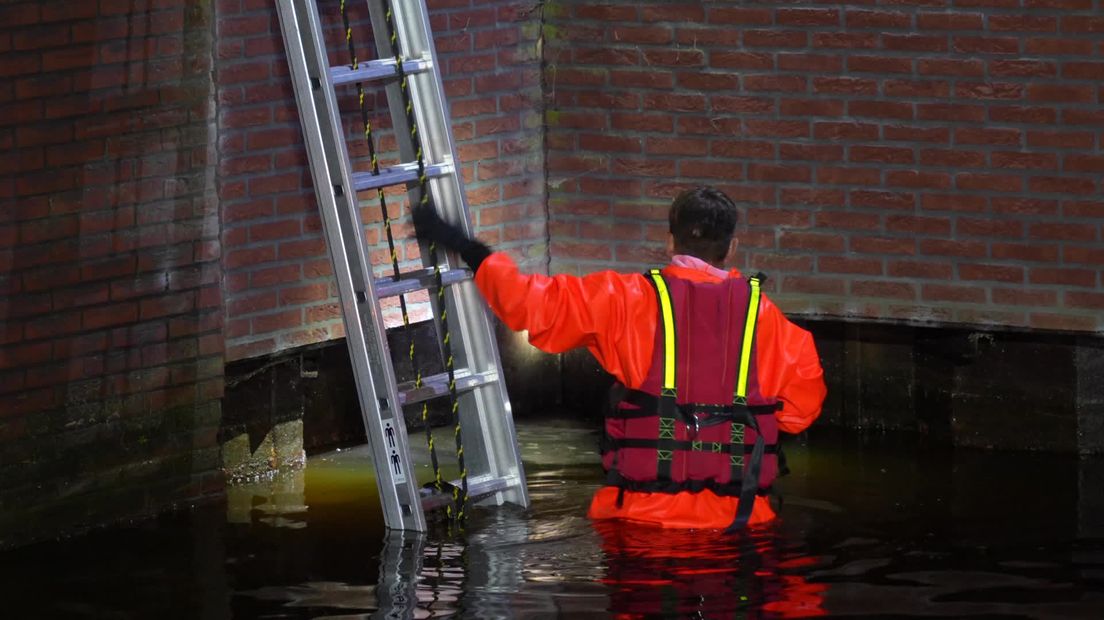 Brandweer redt kat uit benarde positie