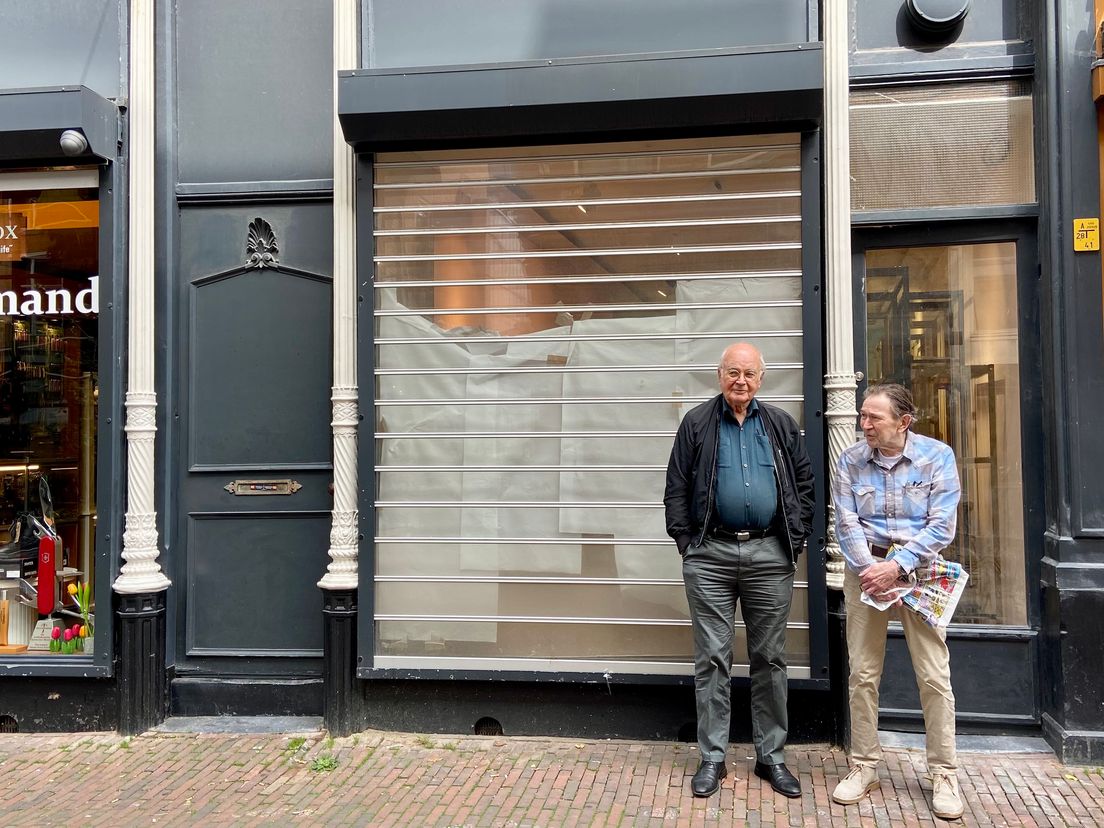 Jan Oudenaars (links) en Wim de Boek (rechts) voor het pand waar voorheen café Pardoel was gevestigd
