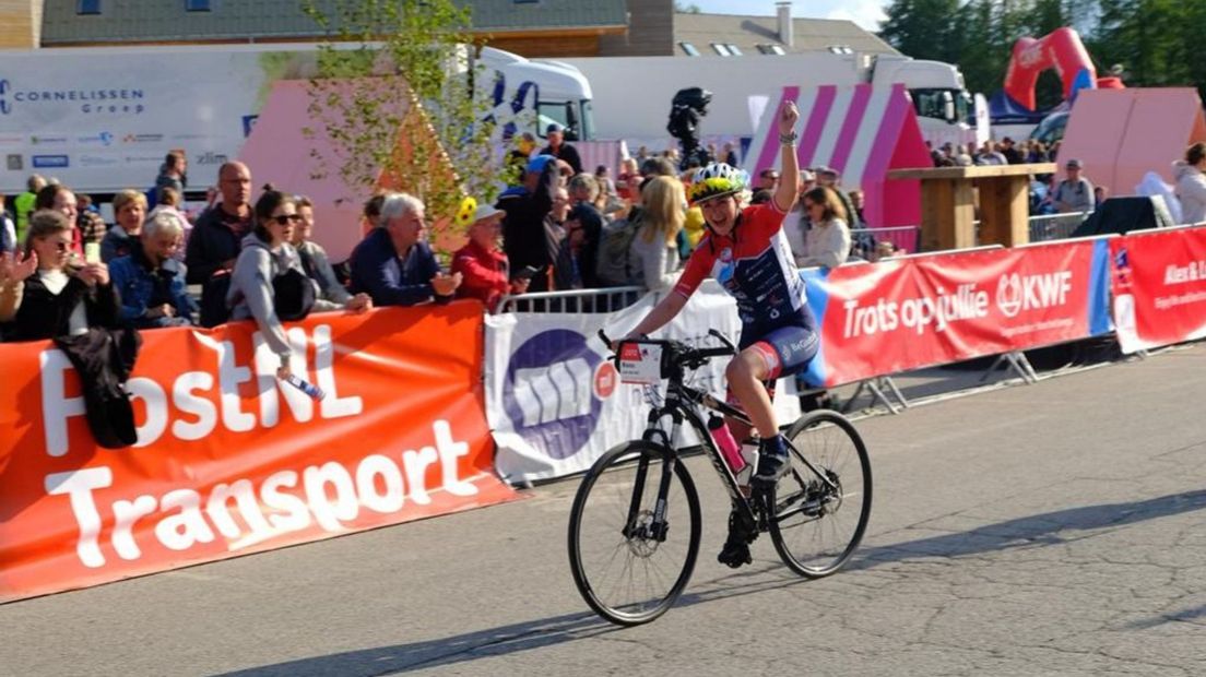 Op de fiets van haar overleden vader ging Roos Alpe d'Huez op.