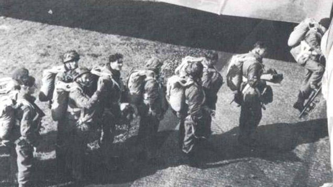 Een groepje Franse parachutisten (Rechten: Drenthe in de oorlog)