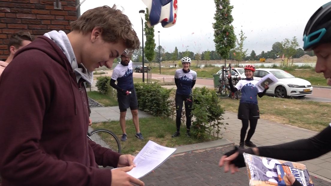 Geen gala, geen examenreis, geen feestelijk moment op school. Veel examenleerlingen hadden zich het einde van het schooljaar heel anders voorgesteld. Vanwege de coronacrisis dreigde hun middelbare schoolperiode als een nachtkaars uit te gaan. Docenten van het Citadel College in Lent laten het er niet bij zitten en gaan donderdag hoogstpersoonlijk langs bij de geslaagde leerlingen.