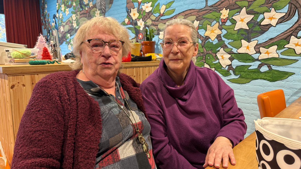 Buurvrouwen Karin (61) en Astrid (81) gaan voor elkaar door het vuur. 'Elkaar helpen vind ik heel no