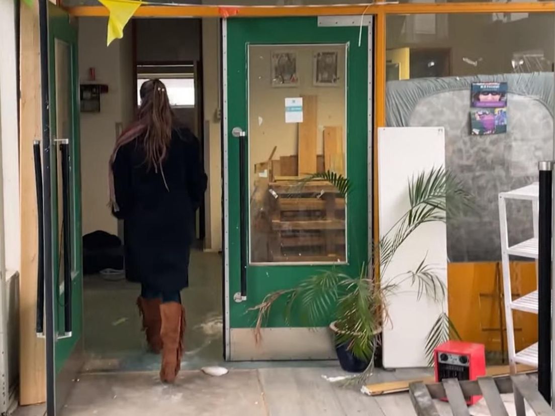 Marisse loopt door de oude school, waar ze zo'n anderhalf jaar heeft gewoond