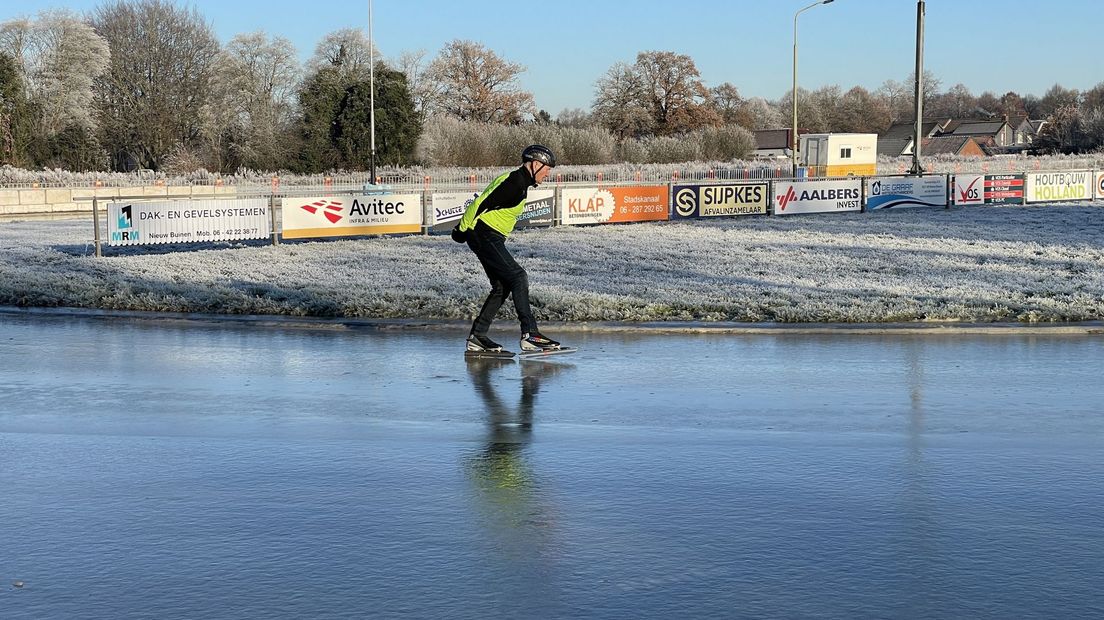 De 77-jarige Egbert Hofman is de eerste die schaatst in Nieuw-Buinen
