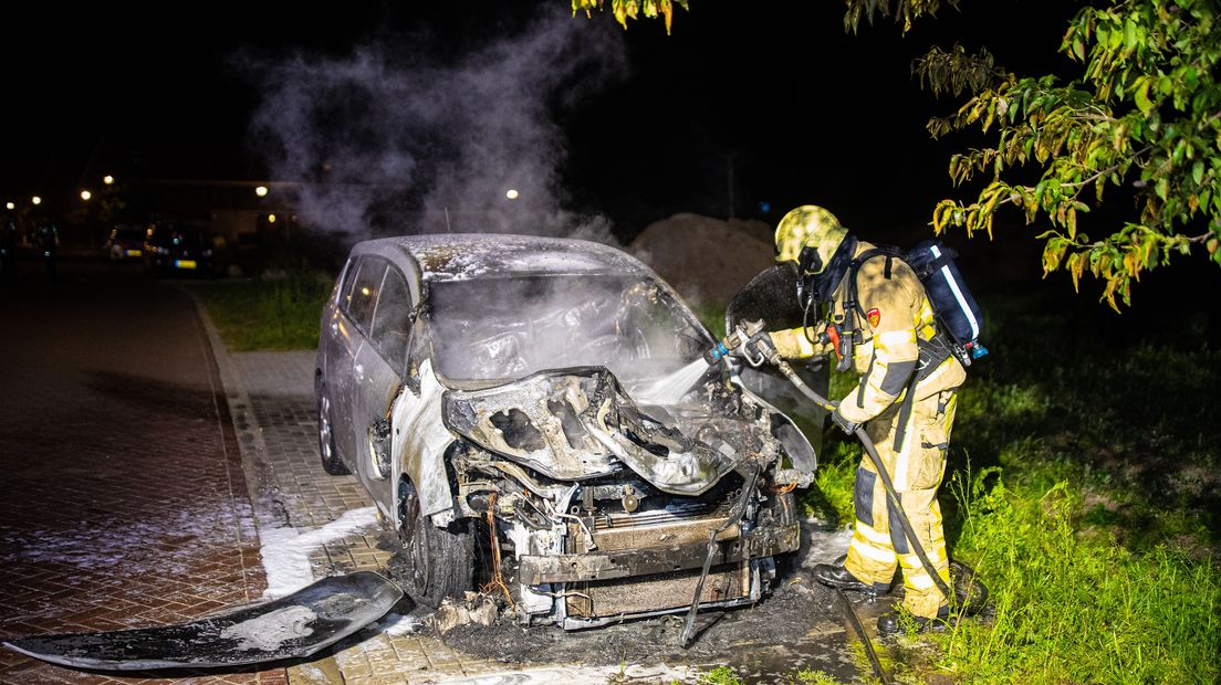 De brandweer blust de autobrand op de Glazenmaker.