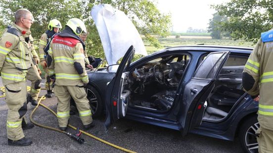 Auto vliegt in brand • omstanders helpen bij ongeval. Auto vliegt in brand • omstanders helpen bij ongeval.