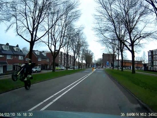 VIDEO | Oost op het Asfalt: à la Bennie Jolink met de crossmotor op achterwiel dwars door de stad