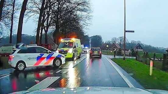 112 nieuws: Ongeluk met meerdere autos tussen Losser en Oldenzaal.