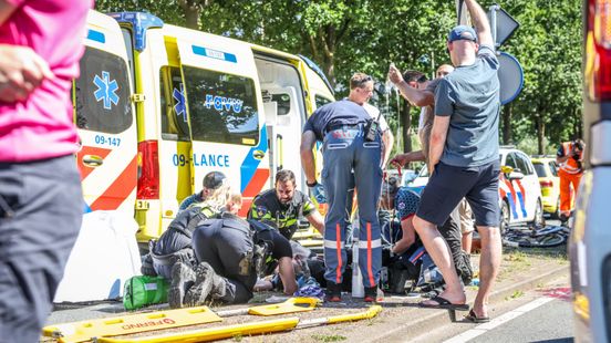 Fietser zwaargewond na aanrijding met auto in Amersfoort. Fietser zwaargewond na aanrijding met auto in Amersfoort.