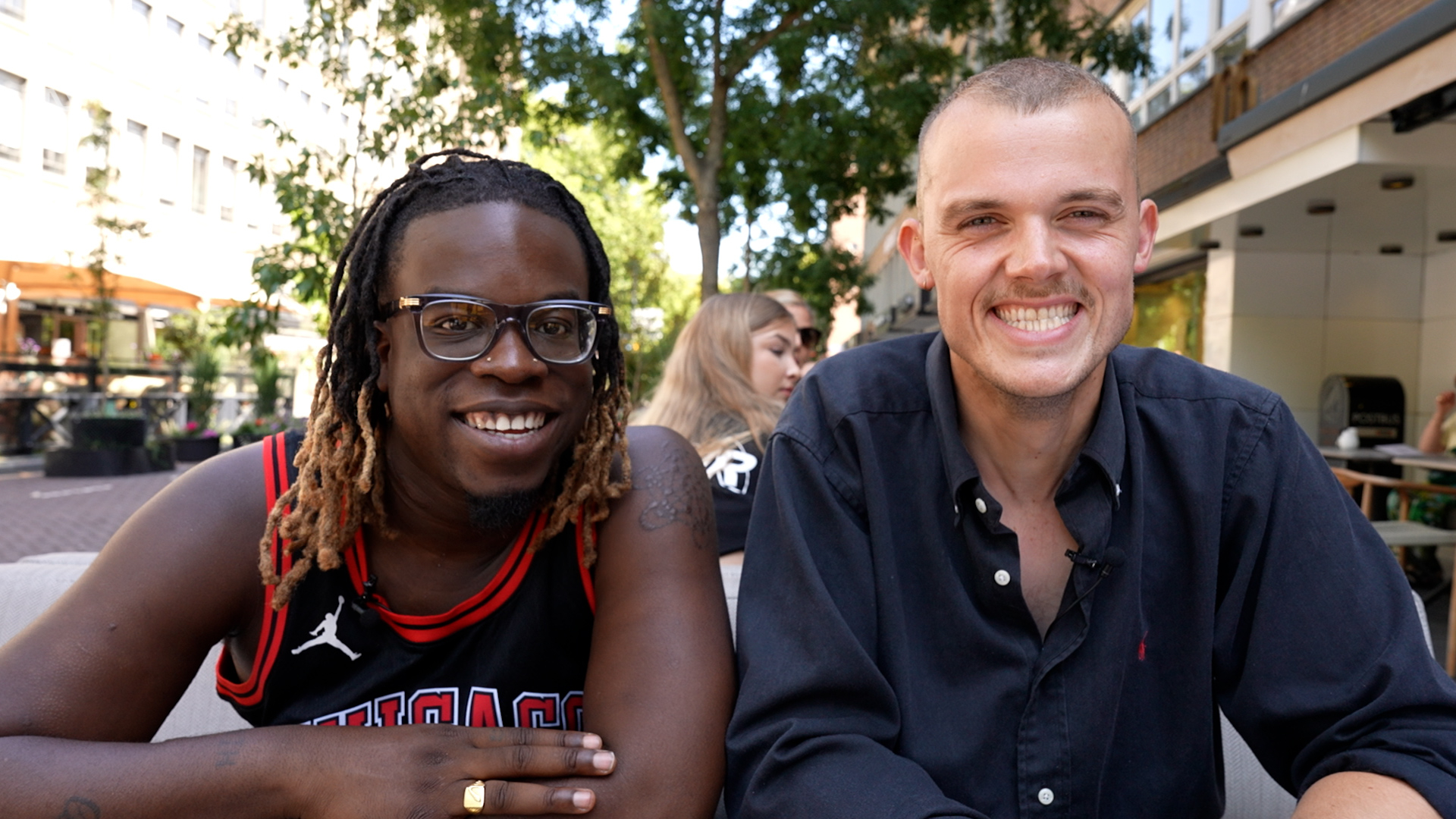 Rapper Caza laat aan verslaggever Rob zijn culinaire hotspots zien.