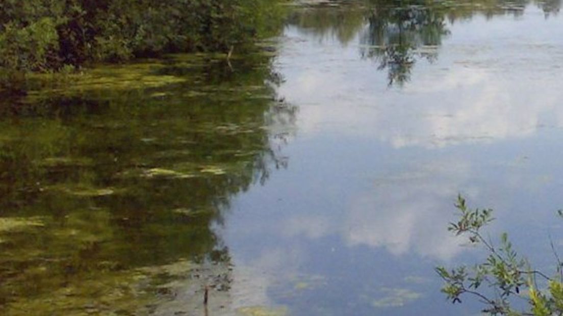 Man fietst per ongeluk water in