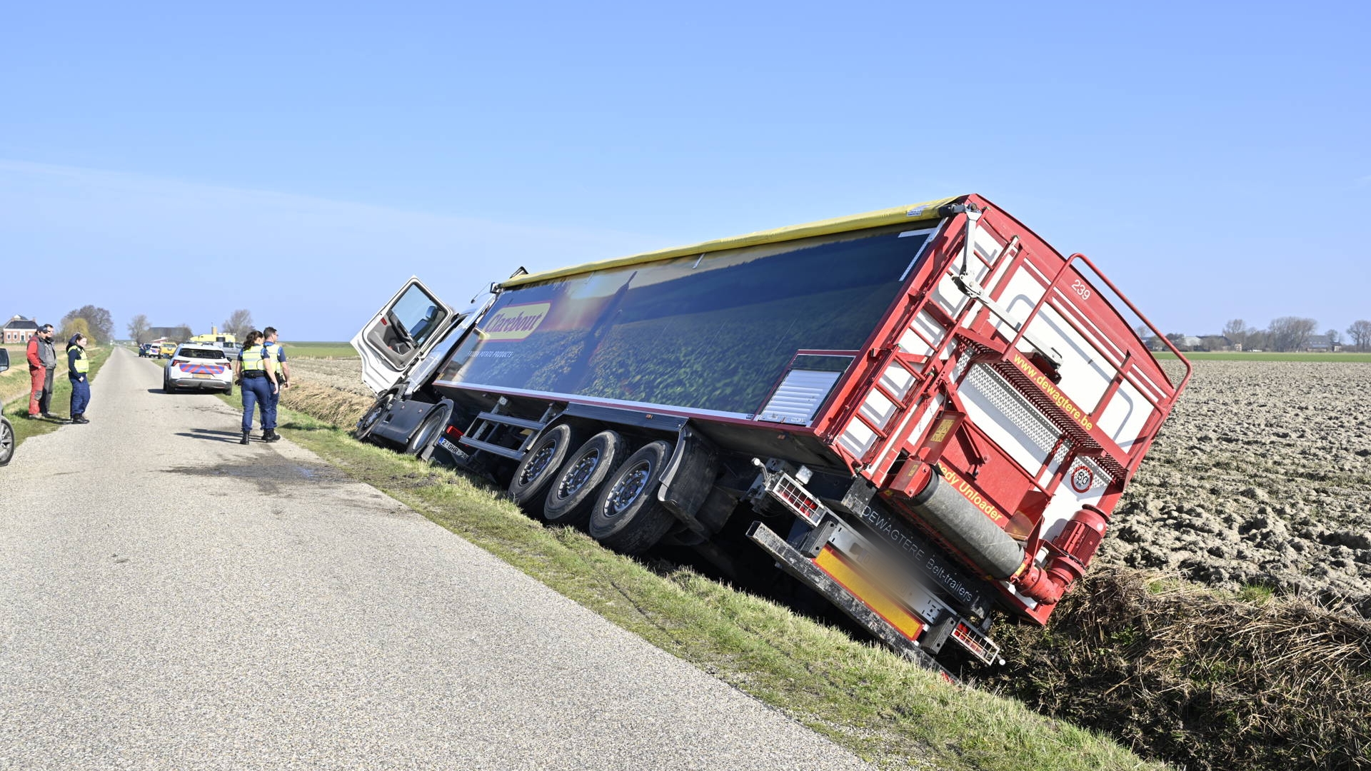 De vrachtwagen in de sloot bij Uithuizen