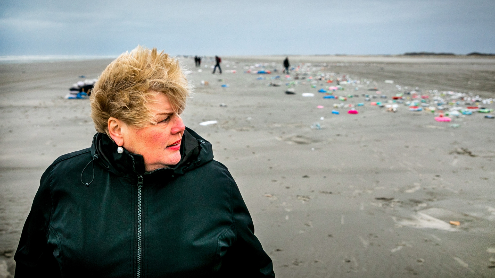 Ineke van Gent na de containerramp op het strand van Schiermonnikoog