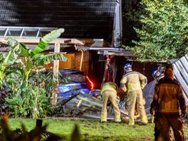 112 Nieuws: Rookmelder wekt bewoners huis Almelo waar scooter in brand staat | Auto vliegt woning binnen in Enter