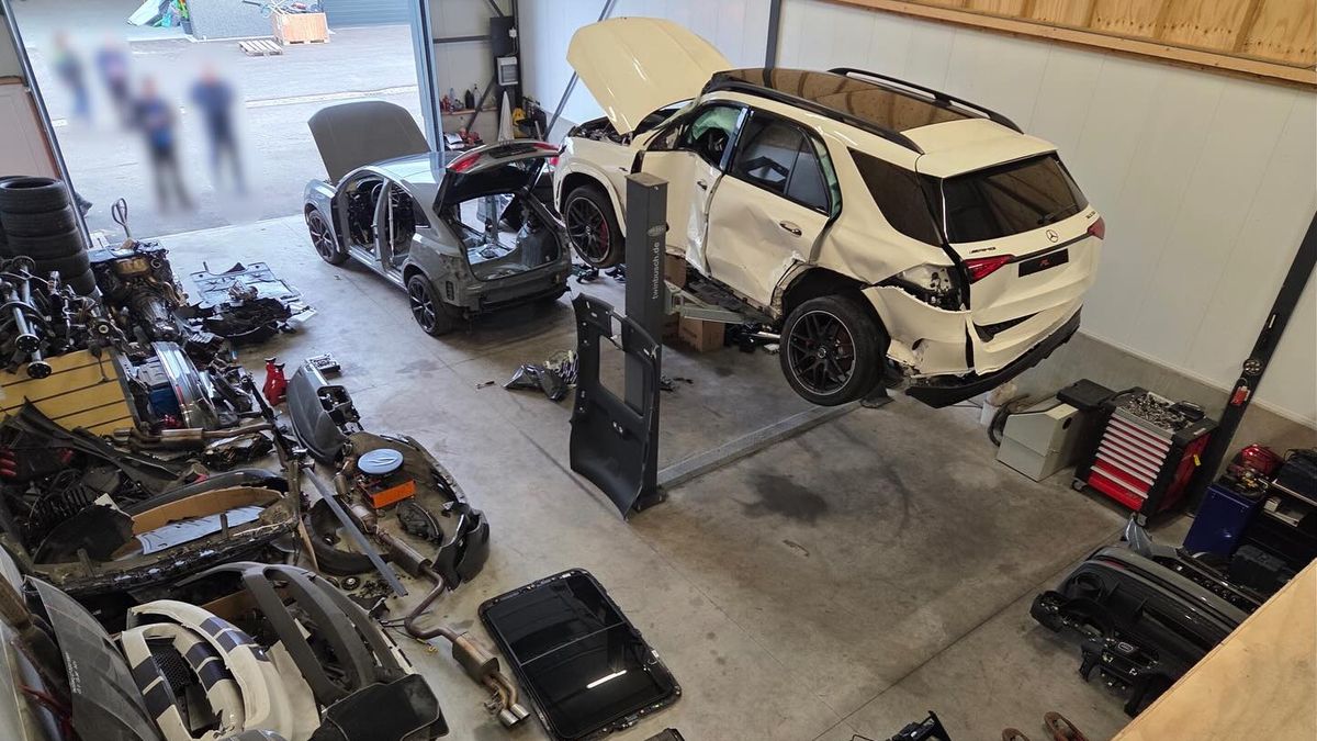 Politie ontdekt omgekatte voertuigen in loods Meterik