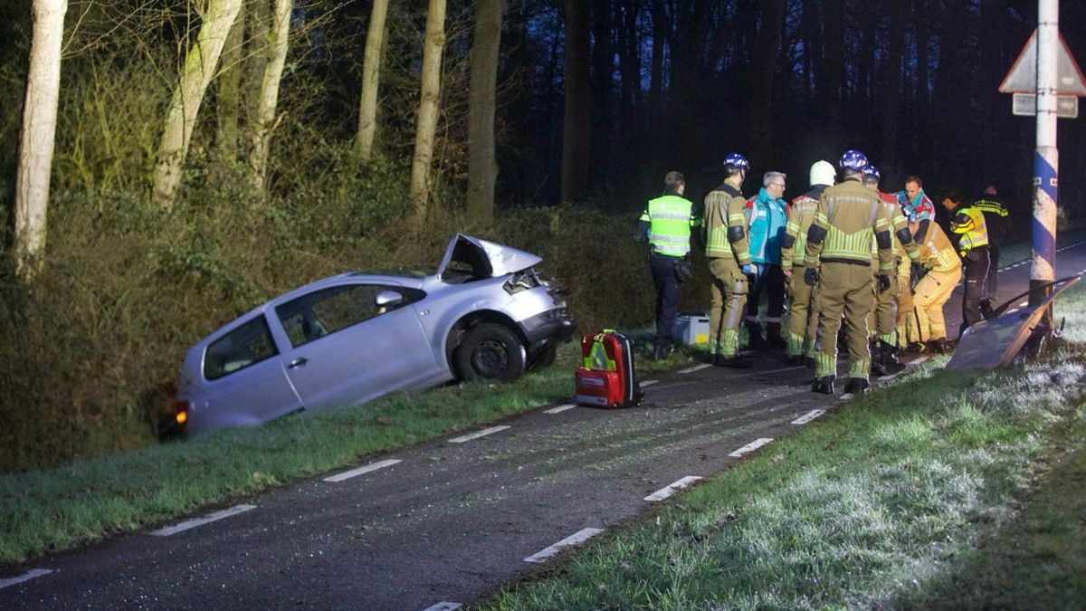 112 Nieuws: automobilist met spoed naar ziekenhuis na ongeval bij Enschede