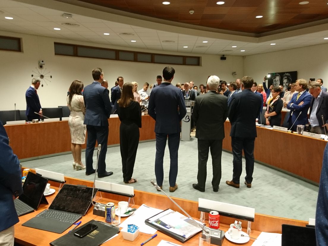 De zes wethouders van Barendrecht worden geïnstalleerd door burgemeester Van Belzen