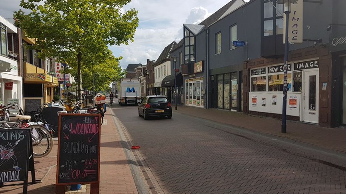De auto's rijden nu nog af en aan door de Rolderstraat in Aasen, maar hoe lang nog? (Rechten: archief RTV Drenthe)