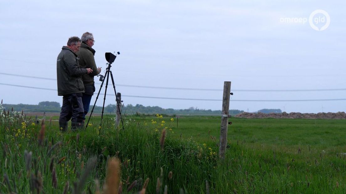 Jan en Jan Willem zoeken met drone naar nesten