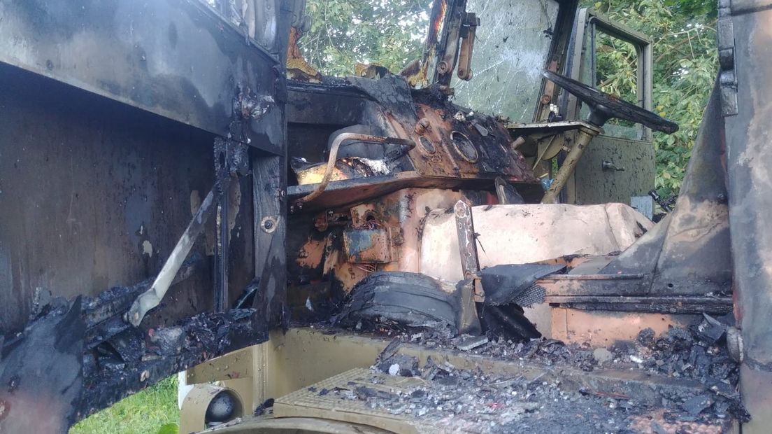 Een militaire vrachtwagen uit de Tweede Wereldoorlog is donderdagmiddag op de Knapheideweg in Groesbeek geheel uitgebrand. De brand is door nog onbekende oorzaak ontstaan in de laadruimte van het voertuig.