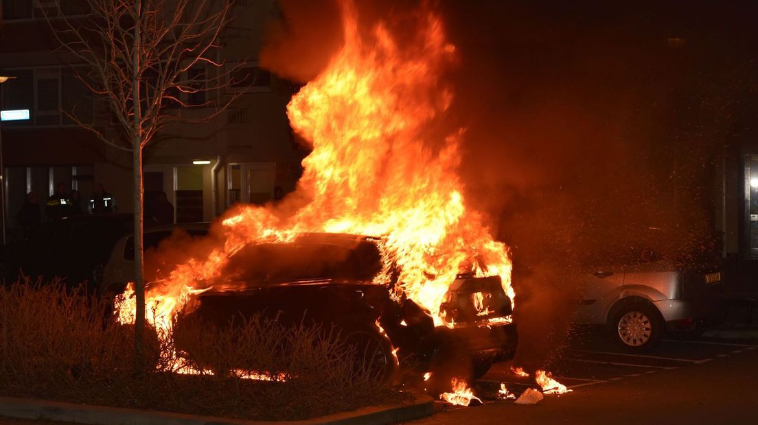 In Kanaleneiland stond een geparkeerde Mercedes helemaal in lichterlaaie.