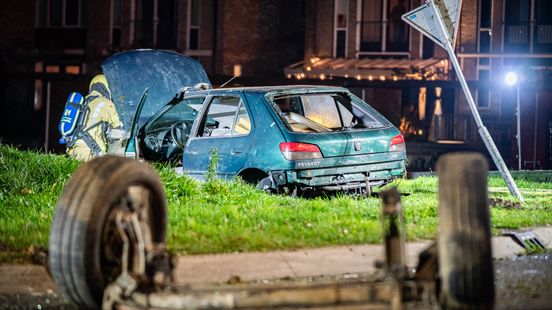 Auto raakt van de weg in Houten, bestuurder na ongeluk verdwenen. Auto raakt van de weg in Houten, bestuurder na ongeluk verdwenen.