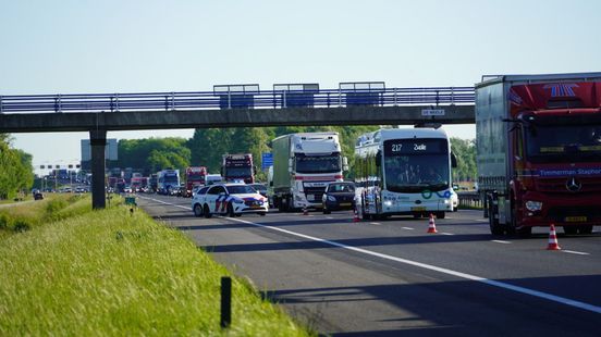 112 Nieuws: N348 bij Wesepe afgesloten na aanrijding | Lange file door ongeluk op A28. 112 Nieuws: N348 bij Wesepe afgesloten na aanrijding | Lange file door ongeluk op A28.