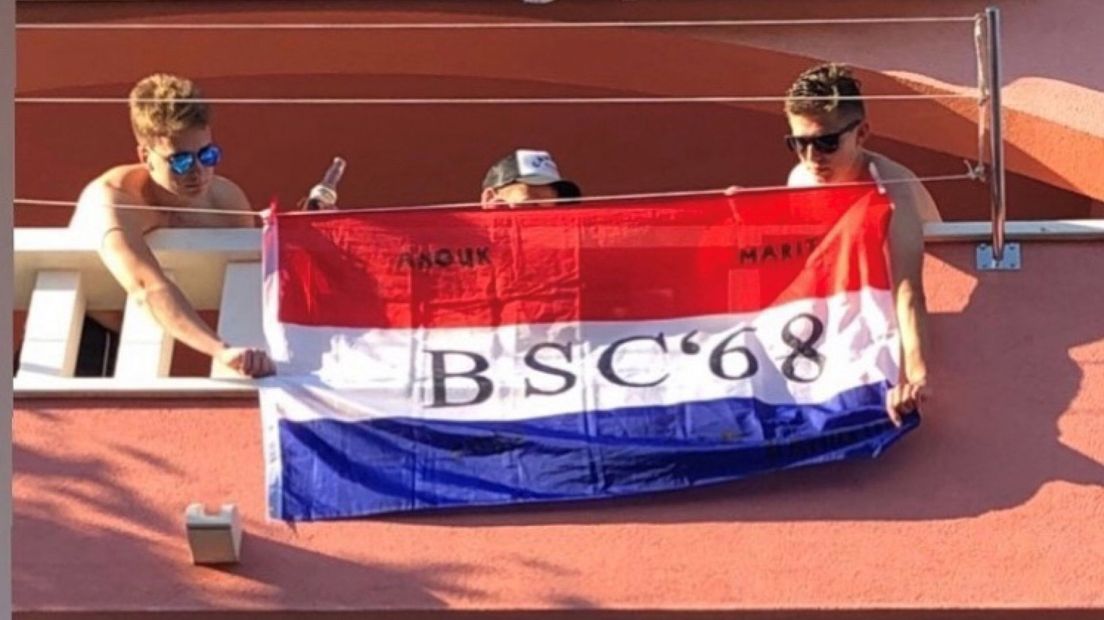 De spelers hangen een BSC '68-vlag op aan het balkon van de villa waarin ze verbleven | Privéfoto