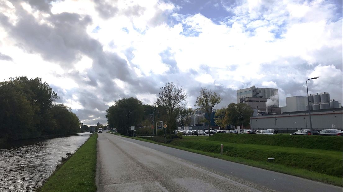 De melkfabriek in Bedum (rechts) en het Boterdiep (links)