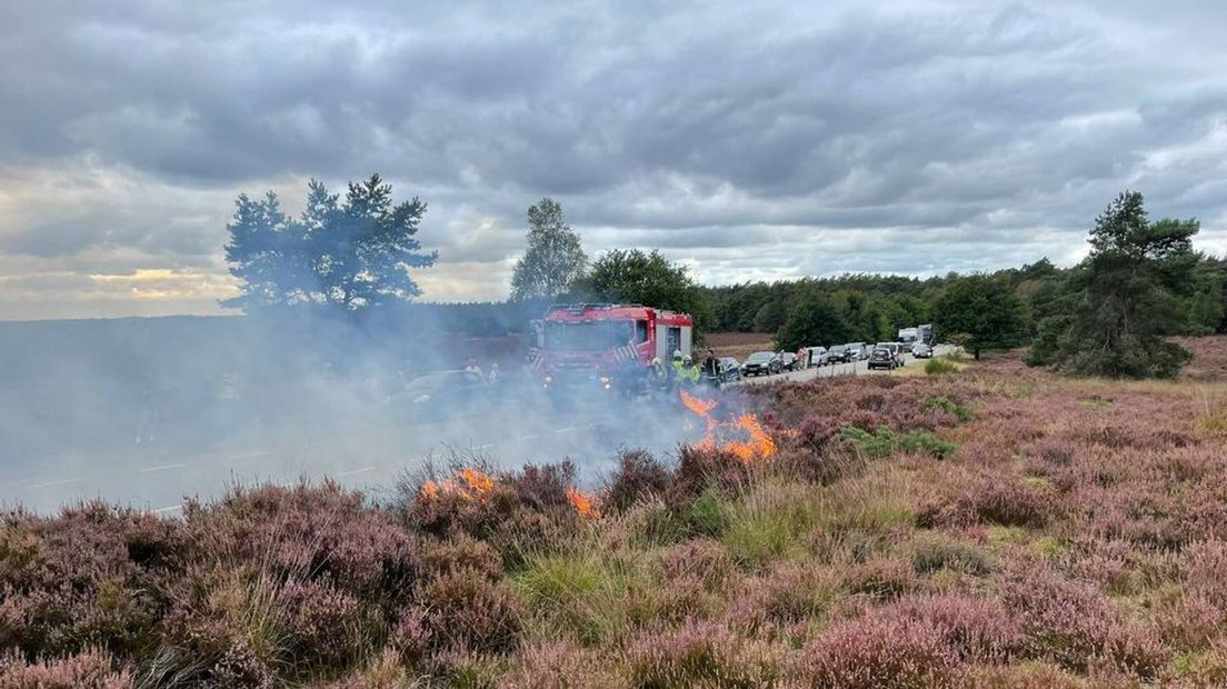 Twee stukken van 25 bij 5 meter en 5 bij 8 meter stonden in brand