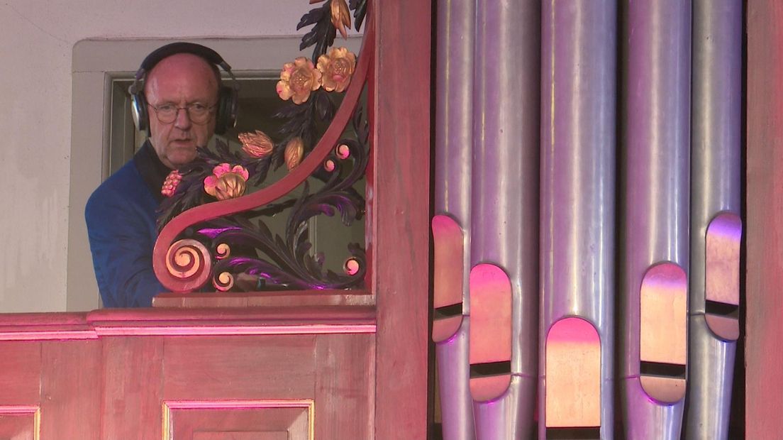 Toetsenist Peter Duinkerken bespeelt het kerkorgel