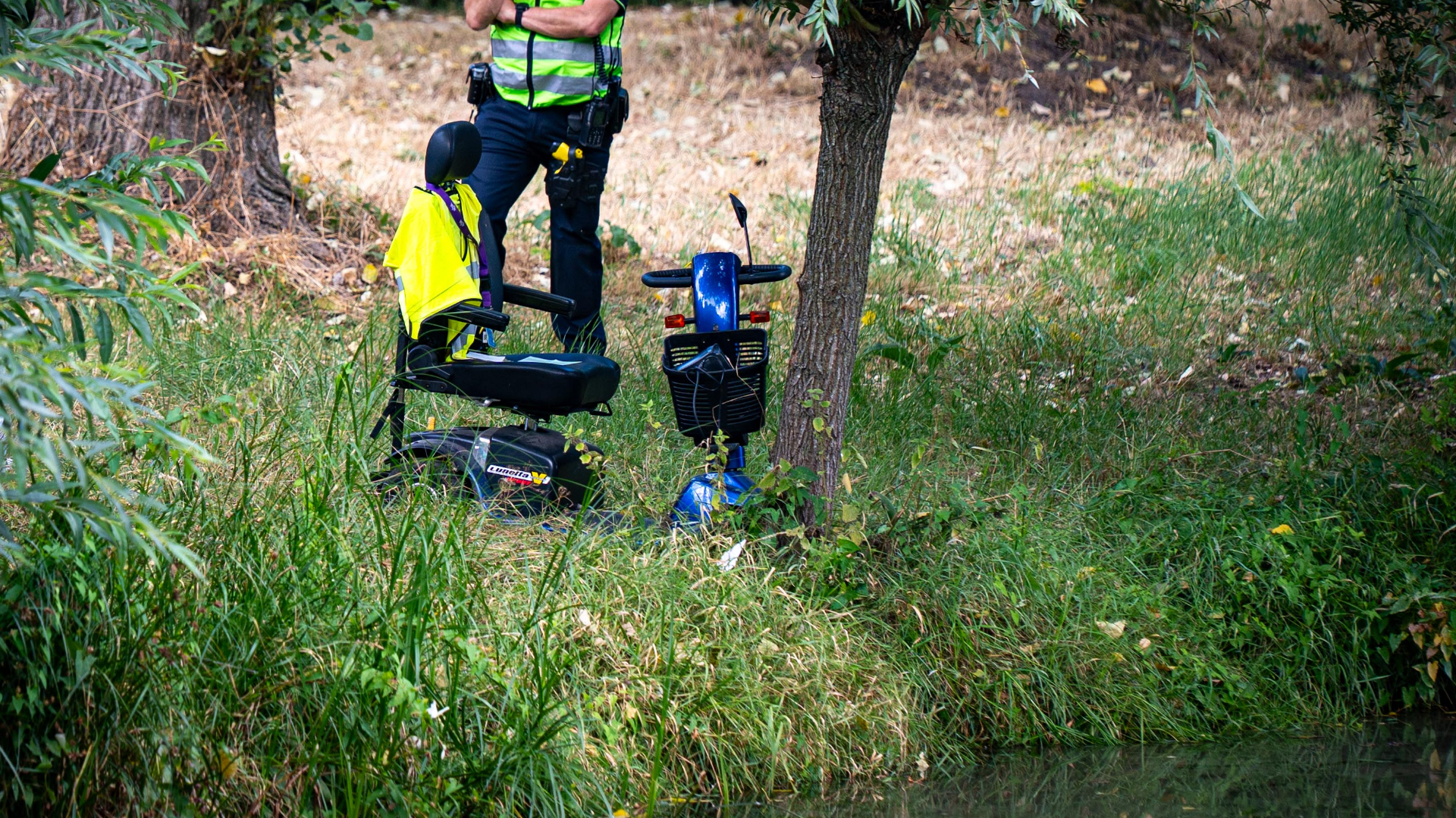 De man reed in zijn scootmobiel, maar kwam niet veel later in het water terecht.